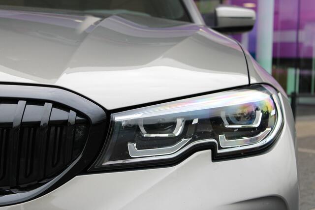 BMW 3-SERIE Touring 330e eDrive High Executive M Sport Automaat / Panoramadak / Sportstoelen / Achteruitrijcamera / LED / Stoelverwarming / Getint glas / Cruise Control