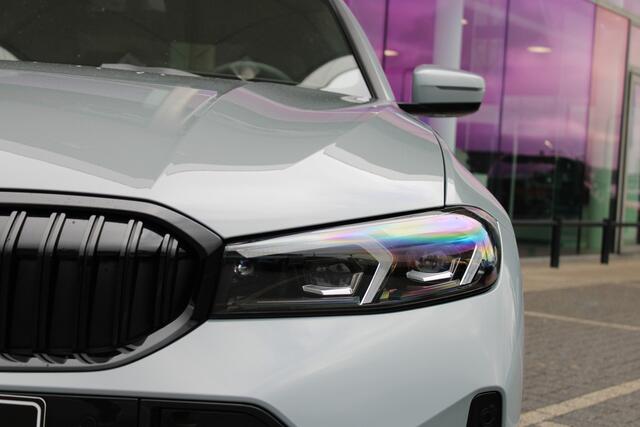 BMW 3-SERIE 330e M Sport Automaat / Schuif-kanteldak / Sportstoelen / Adaptieve LED / Parking Assistant Plus / Live Cockpit Professional / Stoelverwarming / Comfort Access