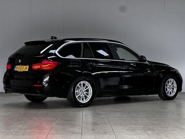 BMW 3-SERIE Touring 318i Executive Facelift!/ LED Koplampen + Mistl./ Camera/ LEER/ Elek. Kofferklep/ Bluetooth/ Stoelverw./ PDC V+A/ Navi/ Clima/ Cruise/ Armsteun/ Multi. LEDER. Stuur/ Chroom/ Dakrails.