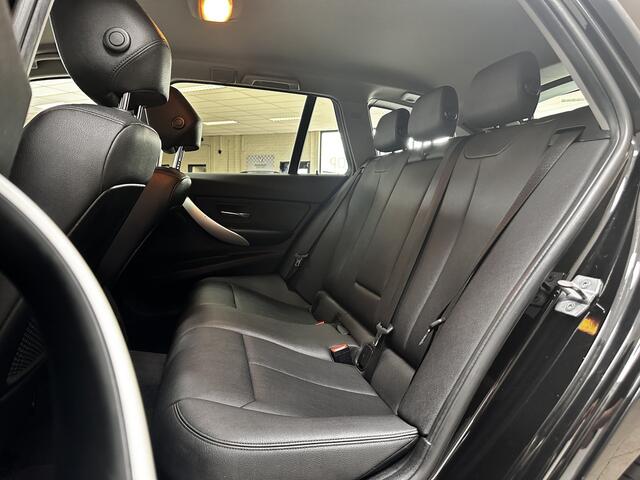 BMW 3-SERIE Touring 318i Executive Facelift!/ LED Koplampen + Mistl./ Camera/ LEER/ Elek. Kofferklep/ Bluetooth/ Stoelverw./ PDC V+A/ Navi/ Clima/ Cruise/ Armsteun/ Multi. LEDER. Stuur/ Chroom/ Dakrails.