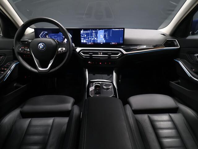 BMW 3-SERIE Touring 320e FACELIFT [TREKHAAK UITKLAPBAAR, SOH: 94%, APPLE CARPLAY, ELEKTRISCH VERSTELBARE STOELEN, CAMERA, PDC V+A, VOL LEDER, LED, CRUISE CONTROL, NIEUWSTAAT]