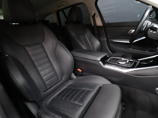 BMW 3-SERIE Touring 320e FACELIFT [TREKHAAK UITKLAPBAAR, SOH: 94%, APPLE CARPLAY, ELEKTRISCH VERSTELBARE STOELEN, CAMERA, PDC V+A, VOL LEDER, LED, CRUISE CONTROL, NIEUWSTAAT]