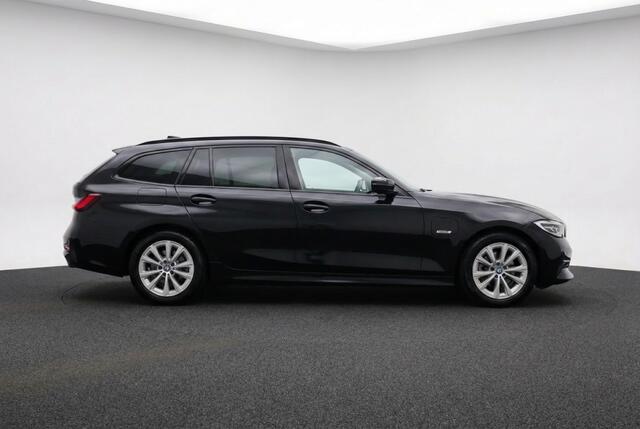 BMW 3-SERIE Touring 330e Plug-in Hybrid Pano l Leder l Driver Assistance Pack l Stuu