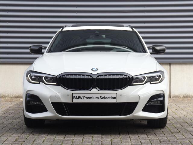BMW 3-SERIE Touring 320i | High Executive | M Sportpakket | Panodak | Head-Up | Harman Kardon | Driving Assistant | Laserlight | Parking Pack | M-Performance | 19'' LMV
