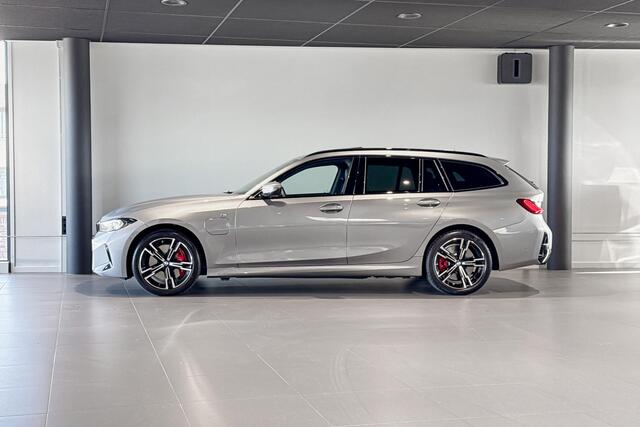 BMW 3-SERIE Touring 330e | M Sport Pro | Glazen Panoramadak | Stoelverwarming | Trekhaak |