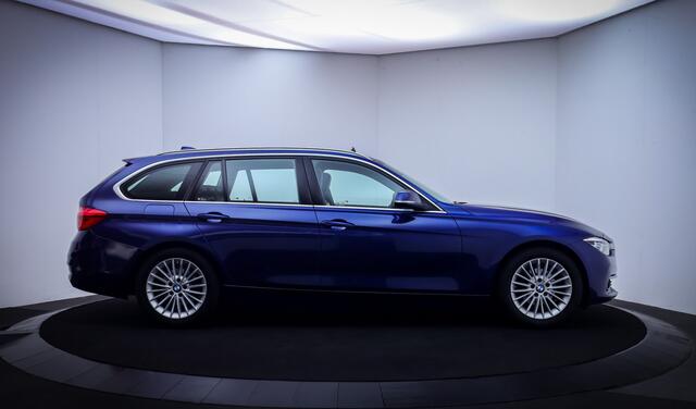 BMW 3-SERIE Touring 318iA LUXURY Edition PANO | FULL LED | LEDER | ELEK TREKHAAK | NAVI | STOELVERW | PDC V+A | LMV