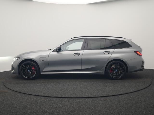 BMW 3-SERIE Touring 330e xDrive M Sport PHEV FACELIFT MODEL 293pk Dealer O.H. | Trekhaak Af Fabriek | Adaptive Cruise | Lederen Sportstoelen Verwarmd | Sfeerverlichting | Apple Carplay | 19"L.M & M Sportremmen | Stuur Verwarmd | Hifi Audio | Adaptive LED | DAB | Plug