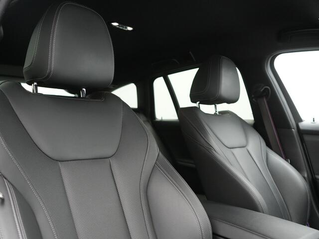 BMW 3-SERIE Touring 330e xDrive M Sport PHEV FACELIFT MODEL 293pk Dealer O.H. | Trekhaak Af Fabriek | Adaptive Cruise | Lederen Sportstoelen Verwarmd | Sfeerverlichting | Apple Carplay | 19"L.M & M Sportremmen | Stuur Verwarmd | Hifi Audio | Adaptive LED | DAB | Plug