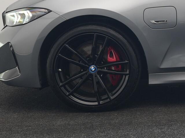 BMW 3-SERIE Touring 330e xDrive M Sport PHEV FACELIFT MODEL 293pk Dealer O.H. | Trekhaak Af Fabriek | Adaptive Cruise | Lederen Sportstoelen Verwarmd | Sfeerverlichting | Apple Carplay | 19"L.M & M Sportremmen | Stuur Verwarmd | Hifi Audio | Adaptive LED | DAB | Plug