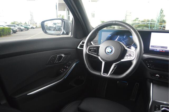 BMW 3-SERIE Touring 330e M Sport Automaat / Trekhaak / Sportstoelen / Comfort Access / Achteruitrijcamera / Stoelverwarming
