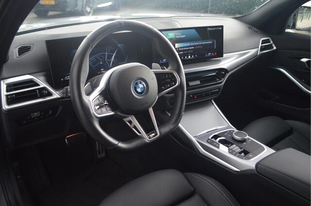 BMW 3-SERIE Touring 330e M Sport Automaat / Trekhaak / Sportstoelen / Comfort Access / Achteruitrijcamera / Stoelverwarming