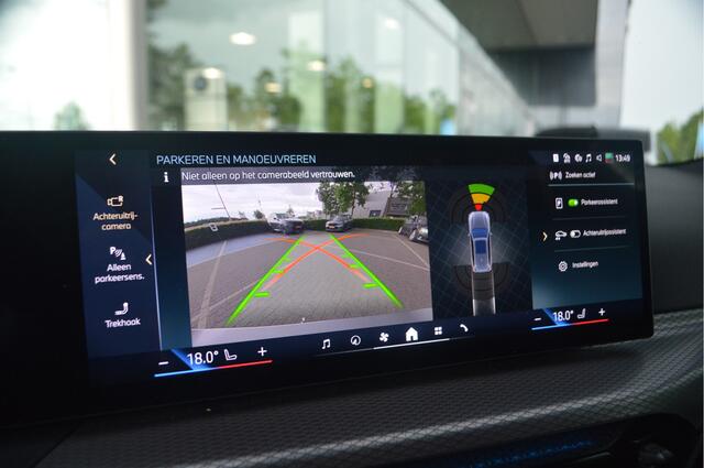 BMW 3-SERIE Touring 330e M Sport Automaat / Trekhaak / Sportstoelen / Comfort Access / Achteruitrijcamera / Stoelverwarming