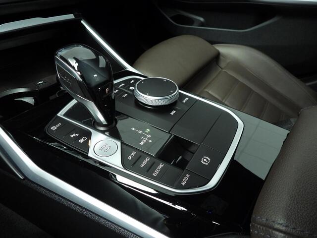 BMW 3-SERIE Sedan 320e | Laserlicht | Leder | Navigatie | Active cruise | Trekhaak | Sportstoelen | Stoelverwarming | DAB | Hifi speakers | Alu 18 inch