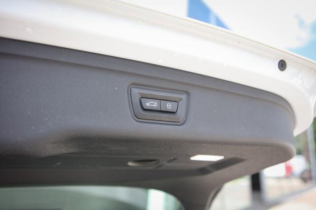 BMW 3-SERIE Touring 330e xDrive | M Sport | M3 stoelen | Pano | HUD | Trekhaak | H&K