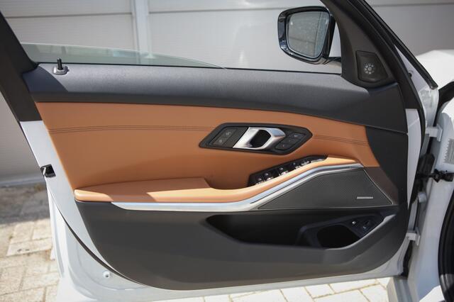 BMW 3-SERIE Touring 330e xDrive | M Sport | M3 stoelen | Pano | HUD | Trekhaak | H&K