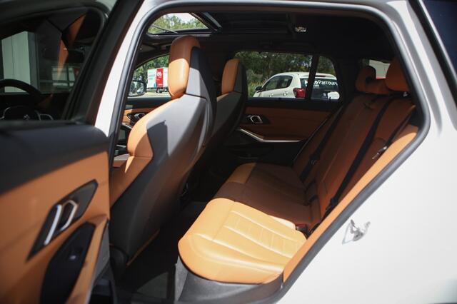BMW 3-SERIE Touring 330e xDrive | M Sport | M3 stoelen | Pano | HUD | Trekhaak | H&K