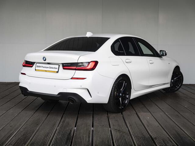BMW 3-SERIE Sedan 318i | High Executive | M Sportpakket | 19 inch | Parking Pack | HiFi | Sportstoelen | Stoelverwarming | Achteruitrijcamera