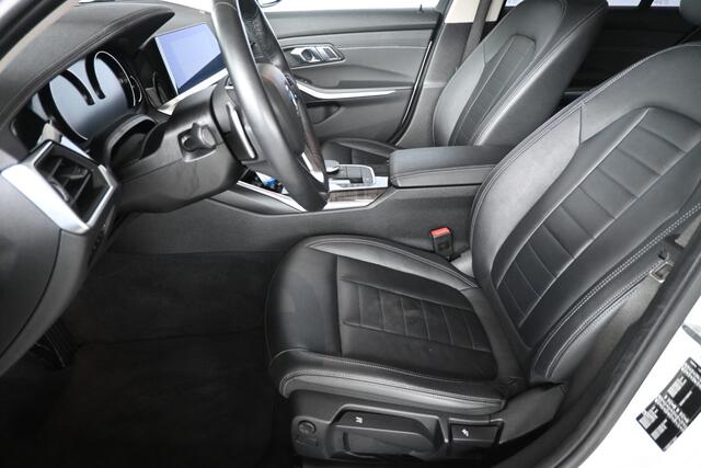 BMW 3-SERIE 320i High Executive Automaat Navigatie LED Carplay Stoelverwarming Dealer Onderhouden! Inruil Mogelijk!