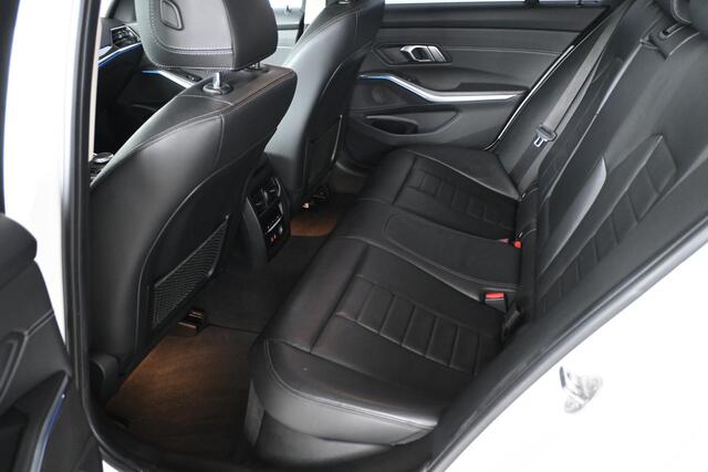 BMW 3-SERIE 320i High Executive Automaat Navigatie LED Carplay Stoelverwarming Dealer Onderhouden! Inruil Mogelijk!