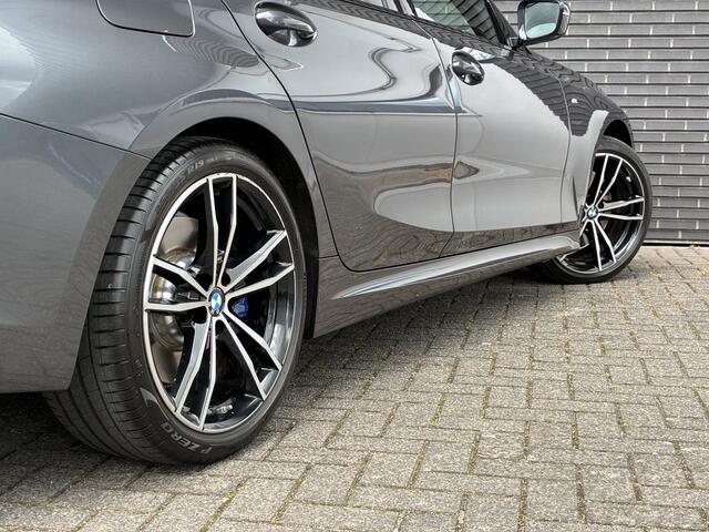 BMW 3-SERIE Sedan 320i High Executive M Sport Pakket Automaat / Live Cockpit Professional / Leder / 19 Inch / Head-Up Display / Adaptive Cruise Control / Hifi / Shadow Line / M Sportremsysteem / Achteruitrijcamera