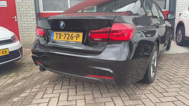 BMW 3-SERIE 318i M Sport Edition M-PAKKET / BLACK OPTIC / FULL LED / LEDER / STOELVERW / GR NAVI / CLIMA / PDC / BLUETOOTH / CRUISE / NL-AUTO
