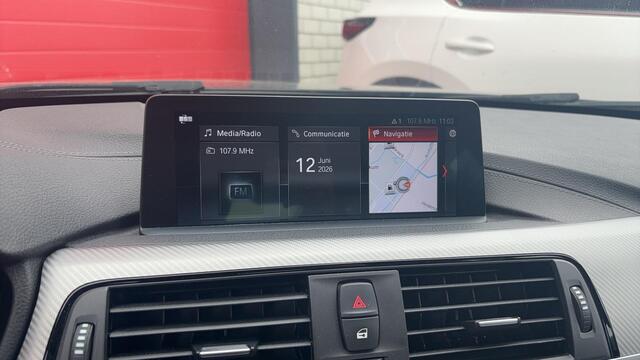 BMW 3-SERIE 318i M Sport Edition M-PAKKET / BLACK OPTIC / FULL LED / LEDER / STOELVERW / GR NAVI / CLIMA / PDC / BLUETOOTH / CRUISE / NL-AUTO