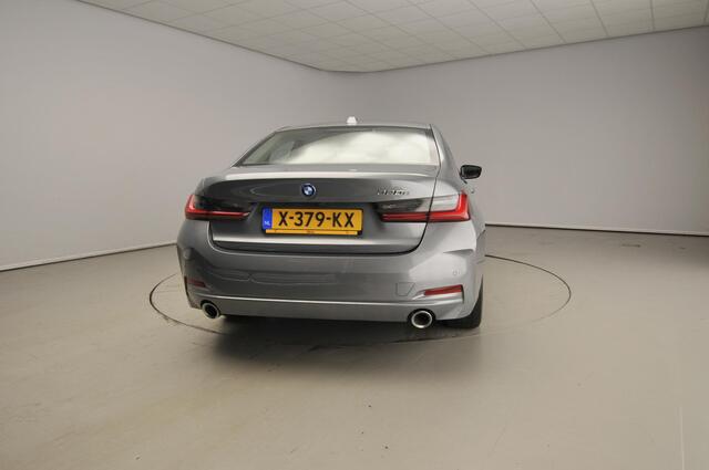 BMW 3-SERIE Sedan 320e | LED | Leder | Navigatie | Sportstoelen | Clima | PDC | DAB | Alu 17 inch