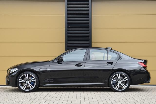 BMW 3-SERIE 330e eDrive Edition * M-Pakket * SOH 95% * Head-up * Sfeerverlichting * Hifi * Stuurverwarming *