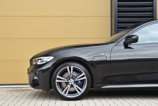 BMW 3-SERIE 330e eDrive Edition * M-Pakket * SOH 95% * Head-up * Sfeerverlichting * Hifi * Stuurverwarming *