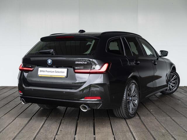 BMW 3-SERIE Touring 320e | Comfort Pack | Achteruitrijcamera | Comfort Access | Stoelverwarming | Cruise Control | Sportstoelen | 17''