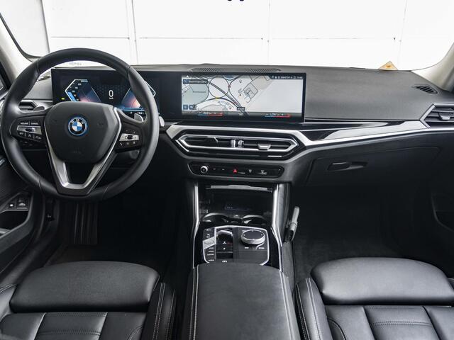 BMW 3-SERIE Touring 320e | Comfort Pack | Achteruitrijcamera | Comfort Access | Stoelverwarming | Cruise Control | Sportstoelen | 17''