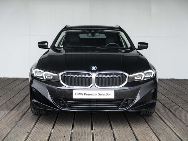 BMW 3-SERIE Touring 320e | Comfort Pack | Achteruitrijcamera | Comfort Access | Stoelverwarming | Cruise Control | Sportstoelen | 17''