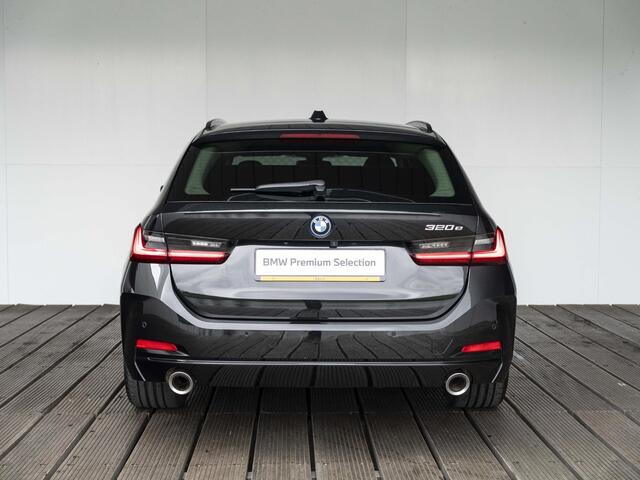 BMW 3-SERIE Touring 320e | Comfort Pack | Achteruitrijcamera | Comfort Access | Stoelverwarming | Cruise Control | Sportstoelen | 17''