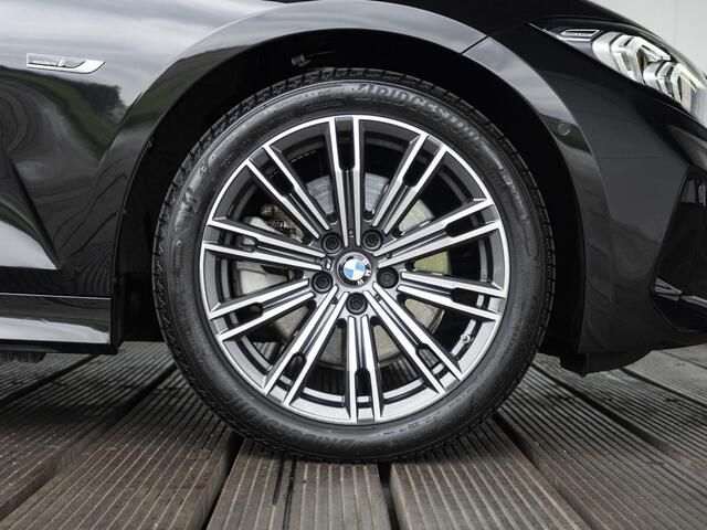 BMW 3-SERIE Touring 320e | Comfort Pack | Achteruitrijcamera | Comfort Access | Stoelverwarming | Cruise Control | Sportstoelen | 17''