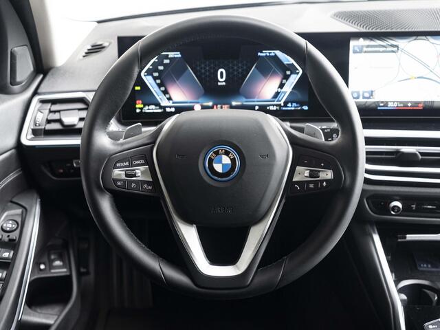 BMW 3-SERIE Touring 320e | Comfort Pack | Achteruitrijcamera | Comfort Access | Stoelverwarming | Cruise Control | Sportstoelen | 17''