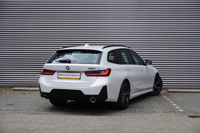 BMW 3-SERIE Touring 330i | M Sportpakket | 18 inch LM Dubbelspaak (styling 848 M) in Bicolor Jet Black | Cruise Control | Sportstoelen voor | M Sportonderstel
