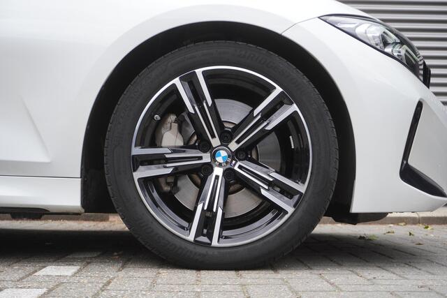 BMW 3-SERIE Touring 330i | M Sportpakket | 18 inch LM Dubbelspaak (styling 848 M) in Bicolor Jet Black | Cruise Control | Sportstoelen voor | M Sportonderstel