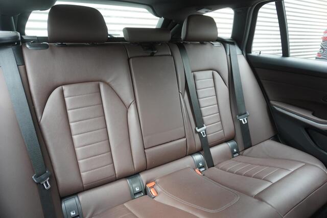 BMW 3-SERIE Touring 330i | M Sportpakket | 18 inch LM Dubbelspaak (styling 848 M) in Bicolor Jet Black | Cruise Control | Sportstoelen voor | M Sportonderstel