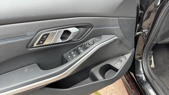 BMW 3-SERIE Touring 318i Executive Edition M-SPORT / BLACK OPTIC / CARPLAY / FULL LED / NAVI / VIRTUAL / NAVI / DAB+ / CLIMA / PDC / NL-AUTO