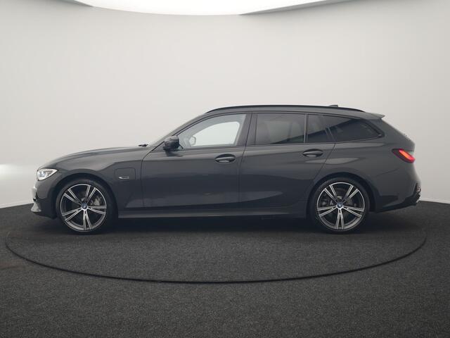 BMW 3-SERIE Touring 330e Sportline PHEV 293pk Dealer O.H. | Dravitgrau | Trekhaak Af Fabriek | Adaptive Cruise | Laser LED | Head Up | Adaptief Onderstel | Camera | Sportstoelen Verwarmd | Sfeerverlichting | Keyless | Blis | Apple Carplay | 19"L.M | Plug In Hybrid |