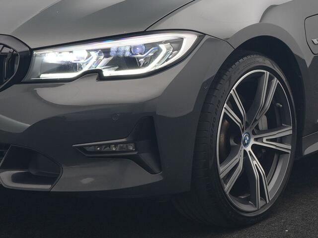 BMW 3-SERIE Touring 330e Sportline PHEV 293pk Dealer O.H. | Dravitgrau | Trekhaak Af Fabriek | Adaptive Cruise | Laser LED | Head Up | Adaptief Onderstel | Camera | Sportstoelen Verwarmd | Sfeerverlichting | Keyless | Blis | Apple Carplay | 19"L.M | Plug In Hybrid |