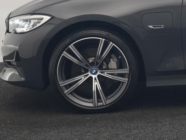 BMW 3-SERIE Touring 330e Sportline PHEV 293pk Dealer O.H. | Dravitgrau | Trekhaak Af Fabriek | Adaptive Cruise | Laser LED | Head Up | Adaptief Onderstel | Camera | Sportstoelen Verwarmd | Sfeerverlichting | Keyless | Blis | Apple Carplay | 19"L.M | Plug In Hybrid |