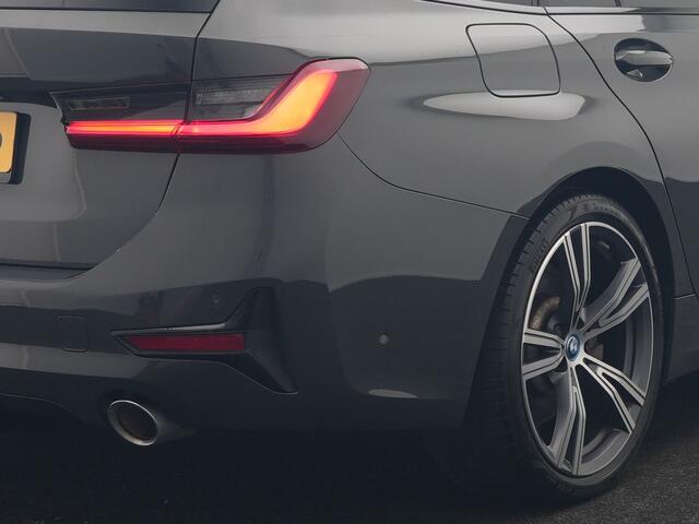 BMW 3-SERIE Touring 330e Sportline PHEV 293pk Dealer O.H. | Dravitgrau | Trekhaak Af Fabriek | Adaptive Cruise | Laser LED | Head Up | Adaptief Onderstel | Camera | Sportstoelen Verwarmd | Sfeerverlichting | Keyless | Blis | Apple Carplay | 19"L.M | Plug In Hybrid |