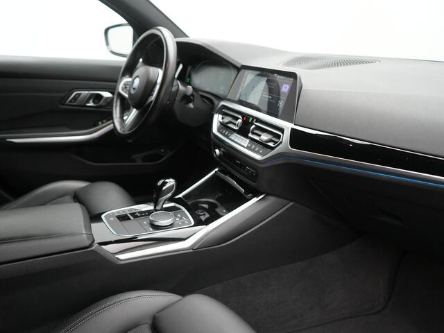 BMW 3-SERIE Touring 330e Sportline PHEV 293pk Dealer O.H. | Dravitgrau | Trekhaak Af Fabriek | Adaptive Cruise | Laser LED | Head Up | Adaptief Onderstel | Camera | Sportstoelen Verwarmd | Sfeerverlichting | Keyless | Blis | Apple Carplay | 19"L.M | Plug In Hybrid |