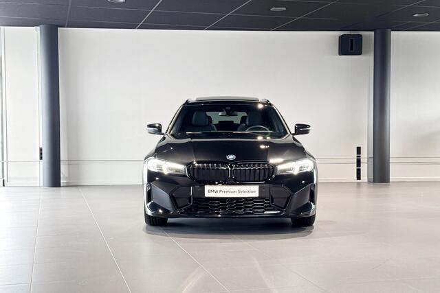 BMW 3-SERIE Touring 330e | M Sport Pro | Glazen Panoramadak | Stoelverwarming | Achteruitrijcamera | Trekhaak |