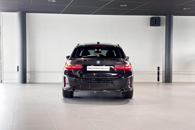 BMW 3-SERIE Touring 330e | M Sport Pro | Glazen Panoramadak | Stoelverwarming | Achteruitrijcamera | Trekhaak |