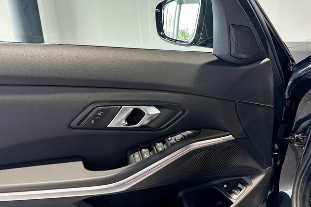BMW 3-SERIE Touring 330e | M Sport Pro | Glazen Panoramadak | Stoelverwarming | Achteruitrijcamera | Trekhaak |