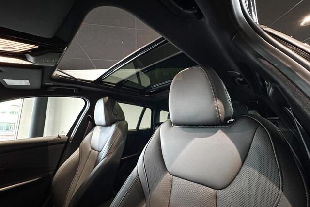 BMW 3-SERIE Touring 330e | M Sport Pro | Glazen Panoramadak | Stoelverwarming | Achteruitrijcamera | Trekhaak |