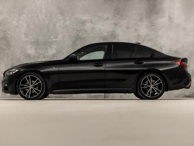 BMW 3-SERIE 320i M Sport 184Pk Automaat (APPLE CARPLAY, M PAKKET, LEDER/ALCANTARA, STOELVERWARMING, SPORTSTOELEN, GETINT GLAS, SFEERVERLICHTING, FLIPPERS, NIEUWE APK, NIEUWSTAAT)