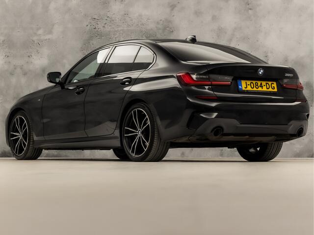 BMW 3-SERIE 320i M Sport 184Pk Automaat (APPLE CARPLAY, M PAKKET, LEDER/ALCANTARA, STOELVERWARMING, SPORTSTOELEN, GETINT GLAS, SFEERVERLICHTING, FLIPPERS, NIEUWE APK, NIEUWSTAAT)